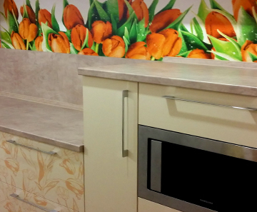 Кухня с тюльпанами